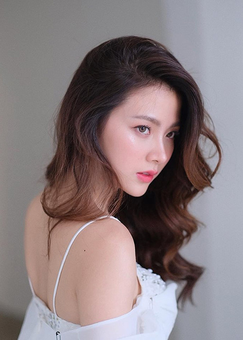 Giữa ồn ào đầu tiên kể từ khi bước chân vào showbiz, mỹ nhân Thái Lan chọn cách đi tu để scandal lắng xuống.