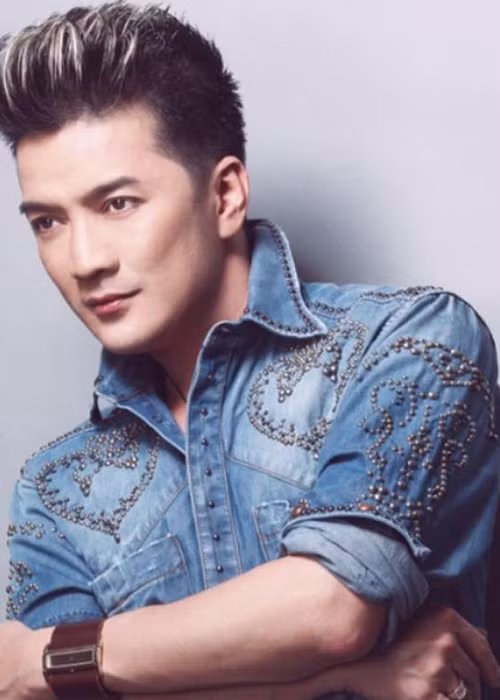 Cụ thể, năm 2009, khi đang nghỉ tại một khách sạn tại Hà Nội, Mr Đàm phát hiện bị mất 2 chiếc nhẫn vàng gắn kim cương trị giá 200 ngàn USD, 9.000 USD và 5 triệu đồng.