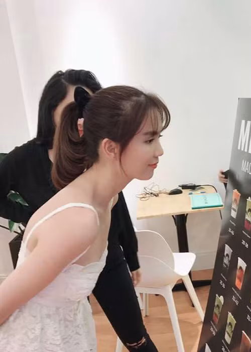 Trong một lần đi uống trà sữa cùng một người bạn, Ngọc Trinh diện váy hai dây, vòng một lặn mất tăm.