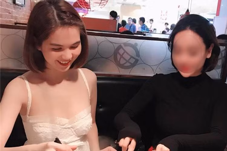 Một số cư dân mạng cho rằng vòng một căng đầy của cô cũng chỉ là sản phẩm của việc độn ngực.