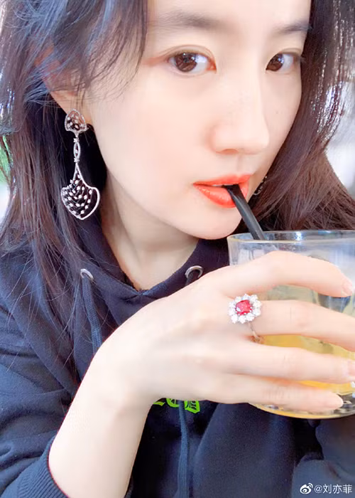 Trước khi đóng “Hoa Mộc Lan”, Lưu Diệc Phi đã vấp phải những ý kiến trái chiều về diễn xuất trong nhiều năm qua.