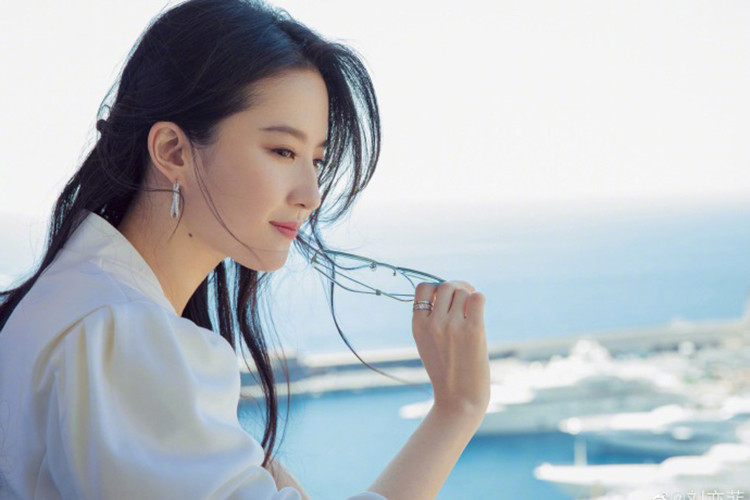 Giữa ồn ào diễn xuất, về phía mình, Lưu Diệc Phi tỏ ra không mấy bận tâm. Trên trang cá nhân, cô chia sẻ hình ảnh trong chuyến công tác ở Monaco.