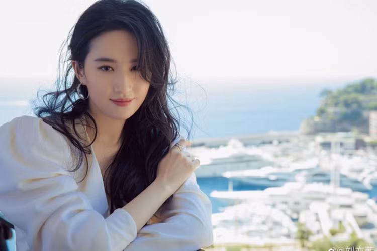 Hình ảnh Lưu Diệc Phi tham dự một sự kiện tại Monaco nhanh chóng nhận được sự chú ý của người hâm mộ.