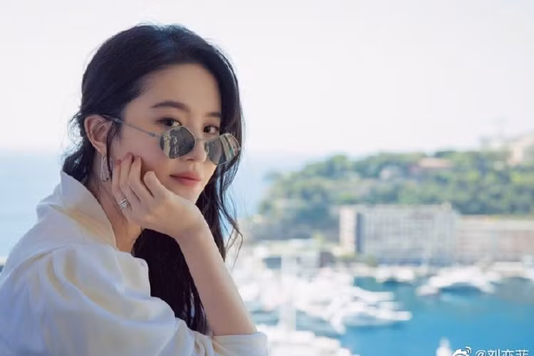 Thần tiên tỷ tỷ xứ Trung được khen nhan sắc đẹp tuyệt trần ở tuổi 32.