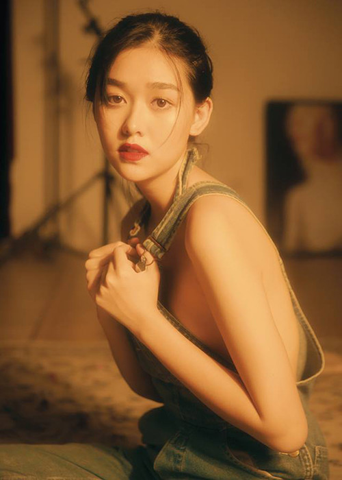 Bản sao của Tăng Thanh Hà chụp ảnh táo bạo trước khi tham gia cuộc thi.