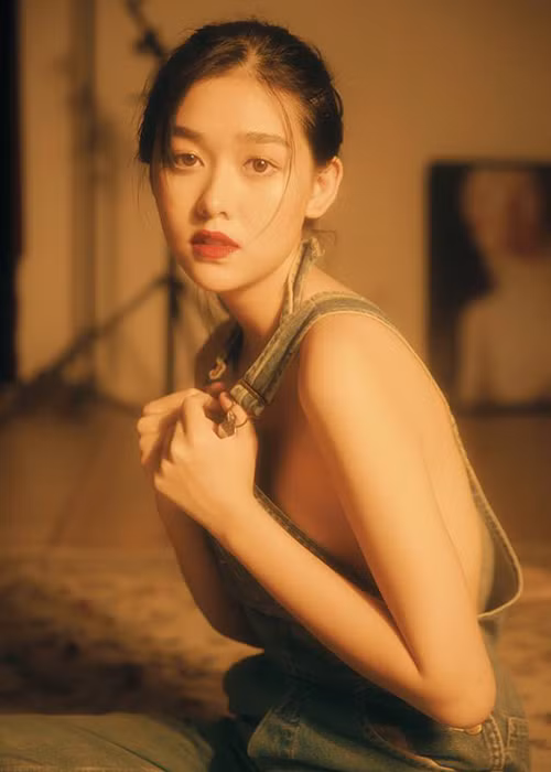 Bản sao của Tăng Thanh Hà chụp ảnh táo bạo trước khi tham gia cuộc thi.