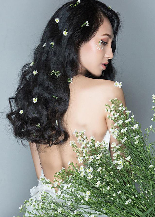 Hình ảnh Thu Hiền khoe vai trần gợi cảm trong một lần làm mẫu ảnh.