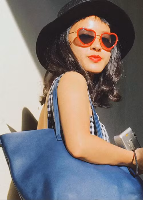 Quỳnh Nga có khả năng hùng biện tiếng Anh, ca hát, vẽ và dẫn chương trình.