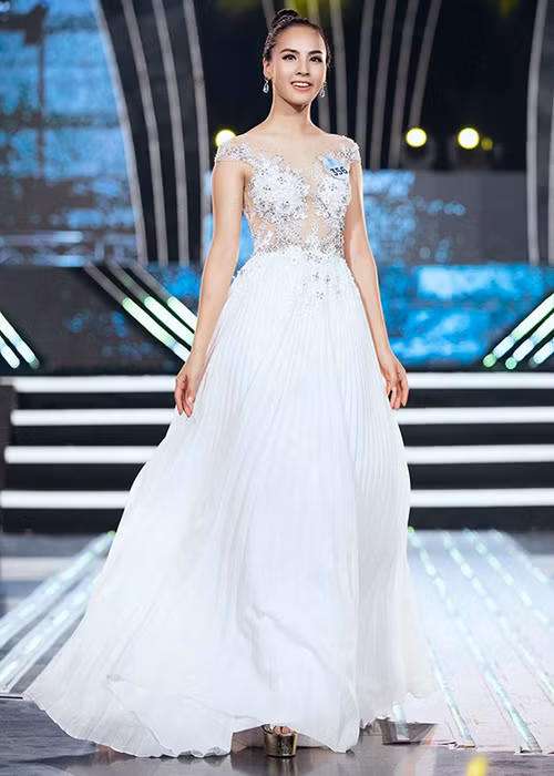 Bản sao của Hạ Vi sinh năm 1995, là á khôi 1 cuộc thi Hoa khôi Sinh viên Việt Nam 2017.