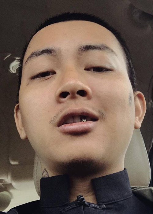 Nam ca sĩ trẻ còn để râu, cắt tóc đầu đinh.