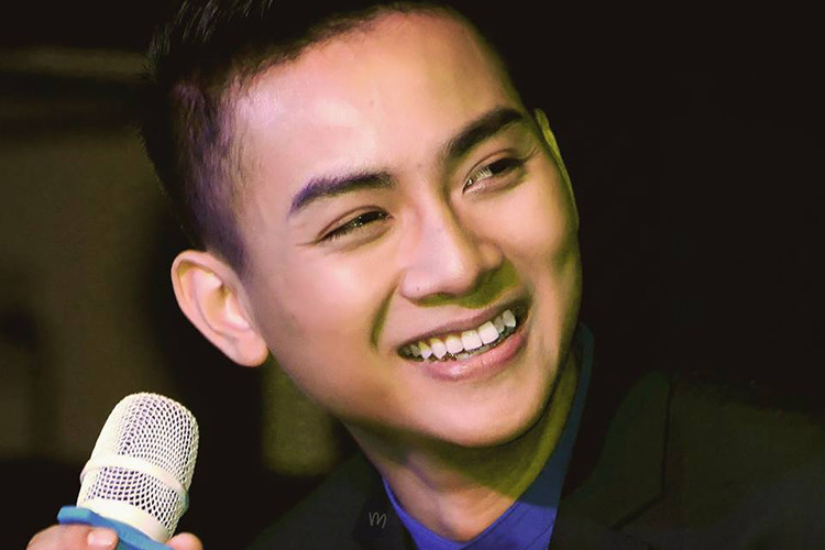 Nụ cười rạng rỡ là một trong những điểm thu hút người đối diện của Hoài Lâm.