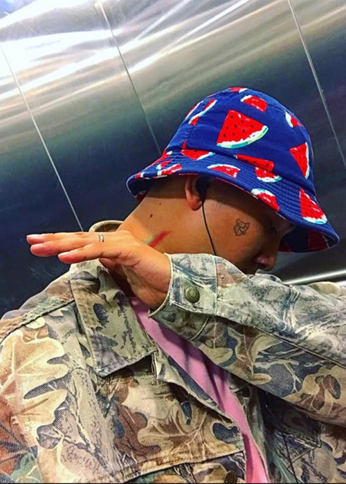 Hoài Lâm cũng để lộ vài hình xăm.