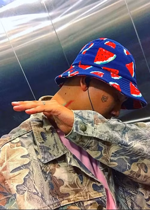 Hoài Lâm cũng để lộ vài hình xăm.