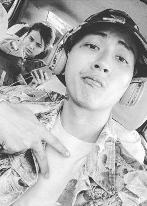 Con trai nuôi của Hoài Linh không còn dáng vẻ thư sinh ngày nào mà trông bụi bặm hơn.