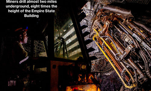Mỏ vàng South Deep ở phía tây thành phố Johannesburg, Nam Phi nằm sâu 3 km dưới lòng đất với trữ lượng gần 1.800 tấn vàng. Công ty Gold Fields đã đầu tư 2,5 tỷ USD cho việc khai thác mỏ vàng này. South Deep dự kiến sẽ hoạt động hết công suất để săn vàng trong vòng 70 năm tới. (Ảnh: Bloomberg)