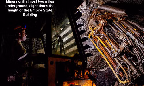 Mỏ vàng South Deep ở phía tây thành phố Johannesburg, Nam Phi nằm sâu 3 km dưới lòng đất với trữ lượng gần 1.800 tấn vàng. Công ty Gold Fields đã đầu tư 2,5 tỷ USD cho việc khai thác mỏ vàng này. South Deep dự kiến sẽ hoạt động hết công suất để săn vàng trong vòng 70 năm tới. (Ảnh: Bloomberg)
