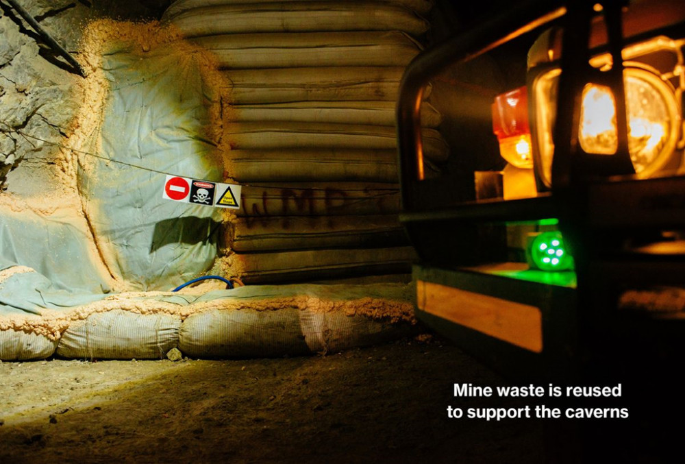 Phế liệu khai thác được đóng gọn gàng trong các túi lớn. (Ảnh: Bloomberg)