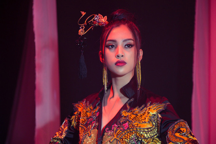 Hoa hậu Trần Tiểu Vy cũng mến mộ tài năng của Sơn Tùng M-TP. Ảnh: VTV