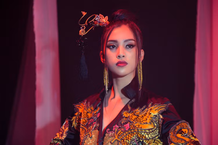 Hoa hậu Trần Tiểu Vy cũng mến mộ tài năng của Sơn Tùng M-TP. Ảnh: VTV