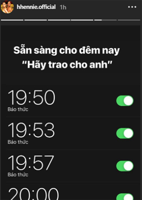 Trước thềm sự kiện Sơn Tùng tung MV "Hãy trao cho anh", H'hen Niê đặt chuông báo thức để xem, chứng minh cô là một fan trung thành. Ảnh: Thế giới trẻ