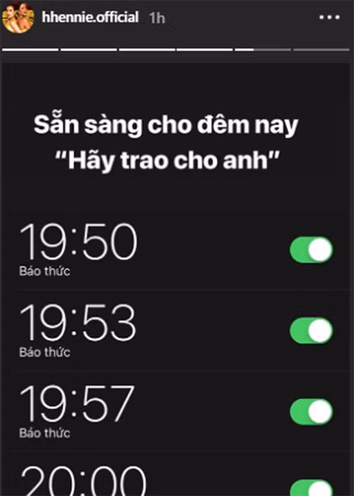 Trước thềm sự kiện Sơn Tùng tung MV "Hãy trao cho anh", H'hen Niê đặt chuông báo thức để xem, chứng minh cô là một fan trung thành. Ảnh: Thế giới trẻ
