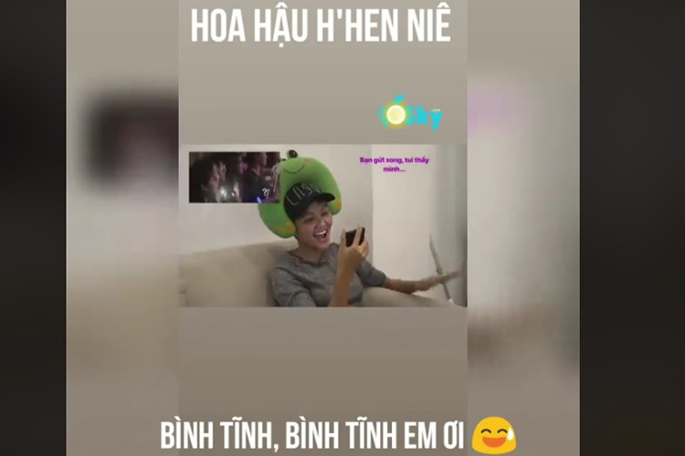 Khi xem phần trình diễn của Sơn Tùng M-TP, cô không kiềm chế được cảm xúc vui mừng, hạnh phúc. Ảnh: Yan