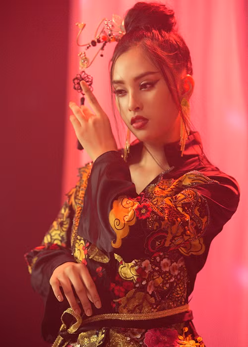 Tiểu Vy từng cover bản hit "Lạc trôi" của thần tượng để mang đi chinh chiến tại cuộc thi Hoa hậu Thế giới 2017. Ảnh: Zing