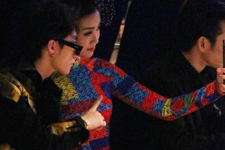 Khoảnh khắc Mỹ Linh chụp ảnh selfie cùng thần tượng. Ảnh: Yan