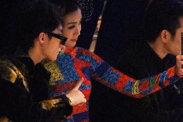 Khoảnh khắc Mỹ Linh chụp ảnh selfie cùng thần tượng. Ảnh: Yan