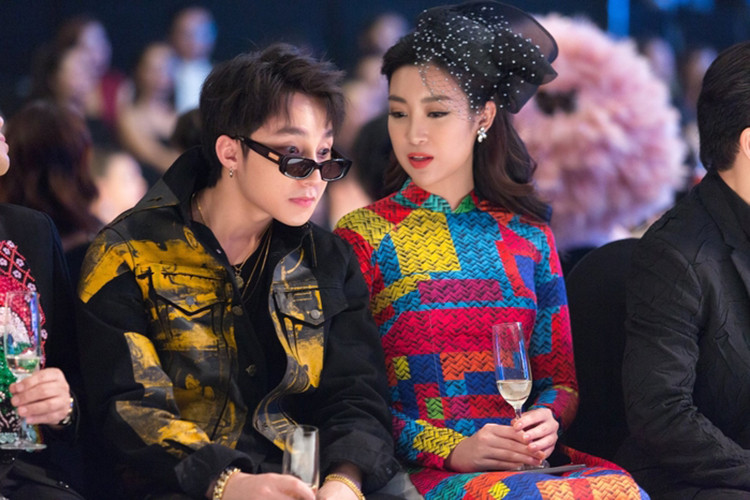 Mỹ Linh khen ngợi tài năng của Sơn Tùng. May mắn hơn nhiều fan, cô có cơ hội được ngồi cạnh và trò chuyện cùng nam ca sĩ. Ảnh: Yan