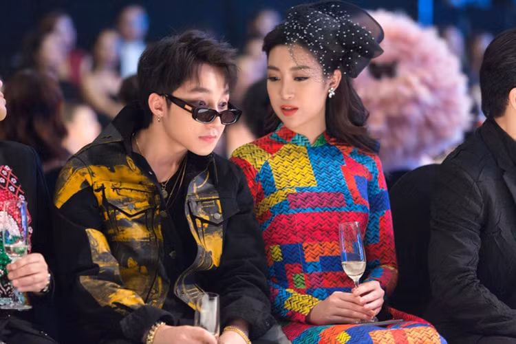 Mỹ Linh khen ngợi tài năng của Sơn Tùng. May mắn hơn nhiều fan, cô có cơ hội được ngồi cạnh và trò chuyện cùng nam ca sĩ. Ảnh: Yan