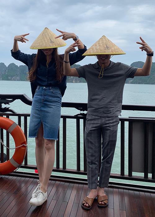 Trong khi Hạ Vi kín tiếng về đời tư, Cường Đô la từ lâu đã công khai hẹn hò Đàm Thu Trang. Hơn nữa, anh còn sắp cập bến hạnh phúc.