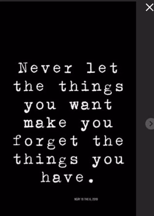 Trên Instagram, Hạ Vi còn viết dòng tiếng Anh với nội dung: "Đừng bao giờ để những điều bạn muốn làm bạn quên đi những điều bạn có".