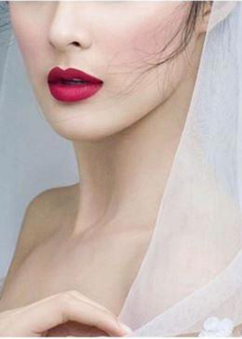 Sau khi chia tay Cường Đô la, Hạ Vi có thời gian dài ít sử dụng trang cá nhân. Tuy nhiên, thời gian qua, cô cập nhật hình ảnh khá thường xuyên. Điều đáng nói, cư dân mạng từng phát hiện chỉ trong một ngày, cô đăng nhiều ảnh, từ ảnh selfie đến ảnh mặc váy cưới, ảnh đóng phim khiến nhiều người đặt nghi vấn do tin tức về đám cưới của tình cũ.