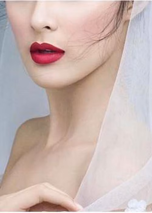 Sau khi chia tay Cường Đô la, Hạ Vi có thời gian dài ít sử dụng trang cá nhân. Tuy nhiên, thời gian qua, cô cập nhật hình ảnh khá thường xuyên. Điều đáng nói, cư dân mạng từng phát hiện chỉ trong một ngày, cô đăng nhiều ảnh, từ ảnh selfie đến ảnh mặc váy cưới, ảnh đóng phim khiến nhiều người đặt nghi vấn do tin tức về đám cưới của tình cũ.