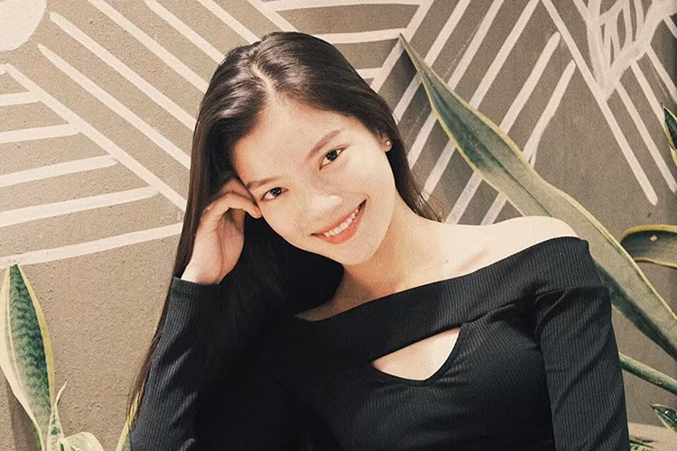 Ở đời thường, Bích Tuyền có gu thời trang trẻ trung.