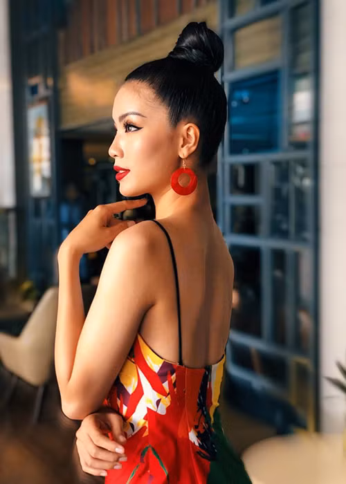 Người đẹp đến từ An Giang từng tham gia cuộc thi Hoa hậu Việt Nam 2018. Tại sân chơi này, cô lọt vào vòng chung khảo phía Nam.