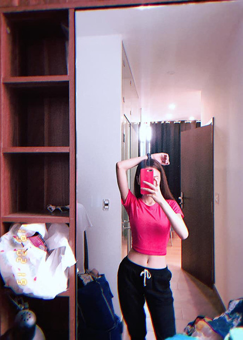 Để có vòng eo siêu nhỏ, Ái Nhi theo đuổi bộ môn yoga.