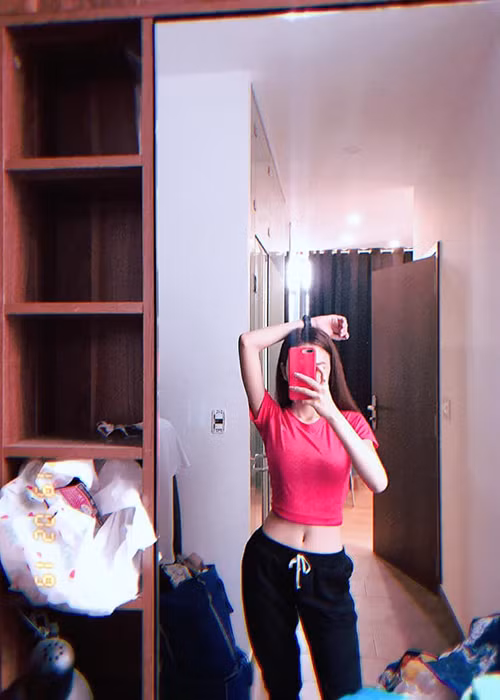 Để có vòng eo siêu nhỏ, Ái Nhi theo đuổi bộ môn yoga.