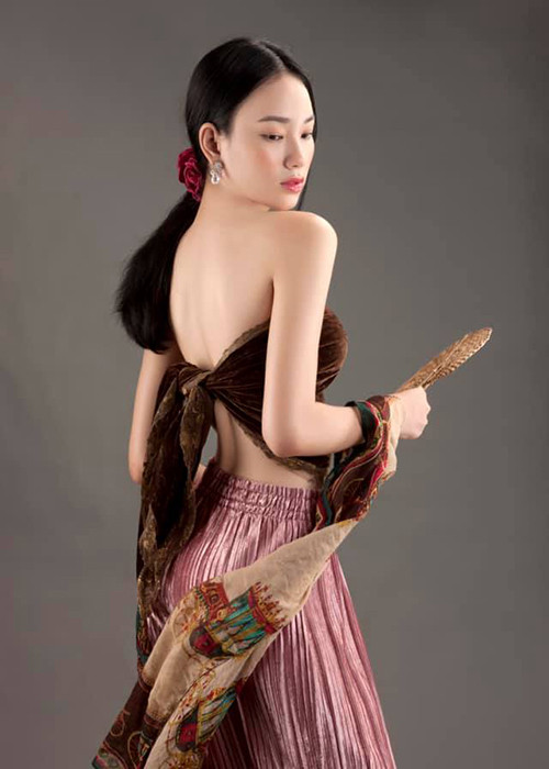 Ngoài vòng eo con kiến, 9x đến từ Đắk Lắk còn sở hữu vóc dáng gợi cảm, gương mặt xinh đẹp.