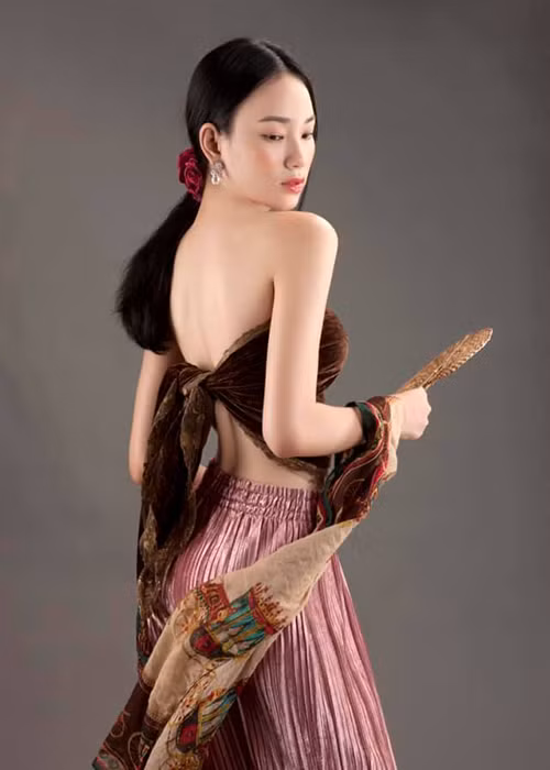 Ngoài vòng eo con kiến, 9x đến từ Đắk Lắk còn sở hữu vóc dáng gợi cảm, gương mặt xinh đẹp.