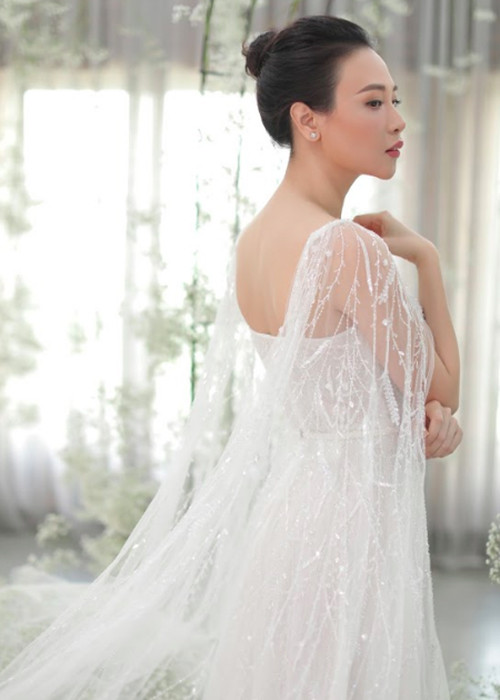 Váy cưới được thiết kế theo đúng phong cách nhẹ nhàng, đơn giản của Đàm Thu Trang