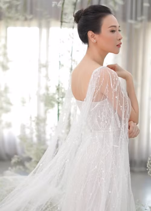Váy cưới được thiết kế theo đúng phong cách nhẹ nhàng, đơn giản của Đàm Thu Trang