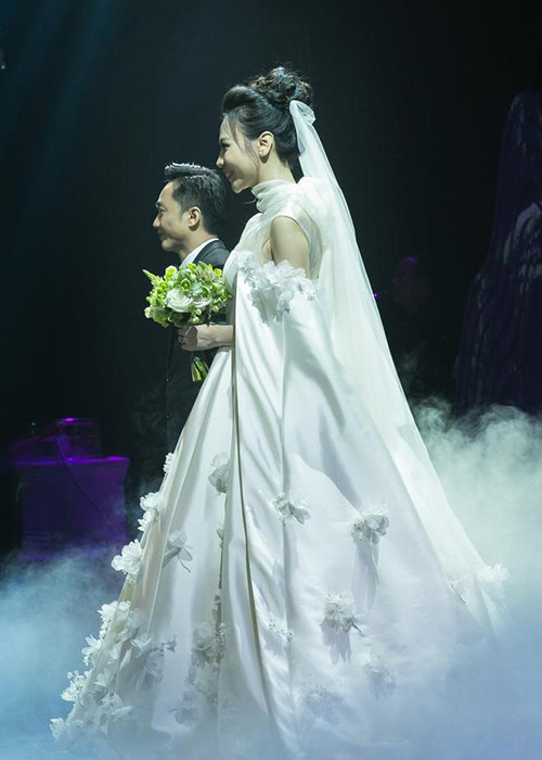 Chia sẻ với Zing, stylist Phong Chuẩn cho hay 3 chiếc váy cưới của Đàm Thu Trang được lấy cảm hứng từ loài hoa tulip chú rể thích.