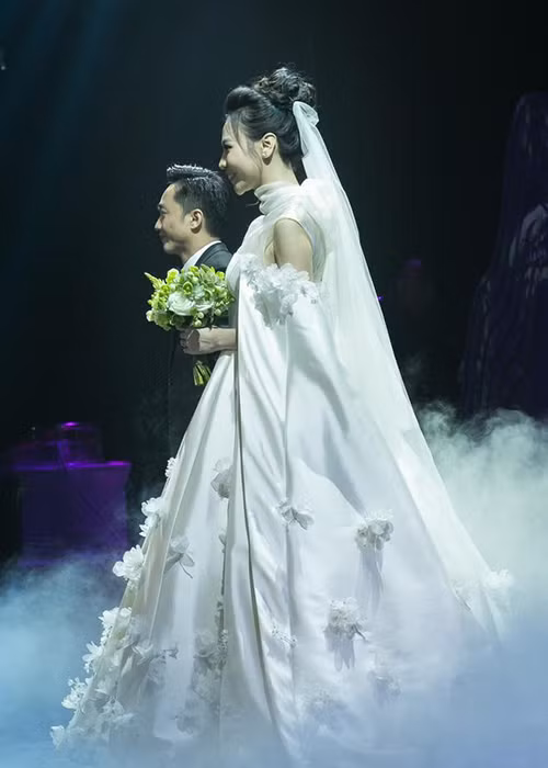 Chia sẻ với Zing, stylist Phong Chuẩn cho hay 3 chiếc váy cưới của Đàm Thu Trang được lấy cảm hứng từ loài hoa tulip chú rể thích.