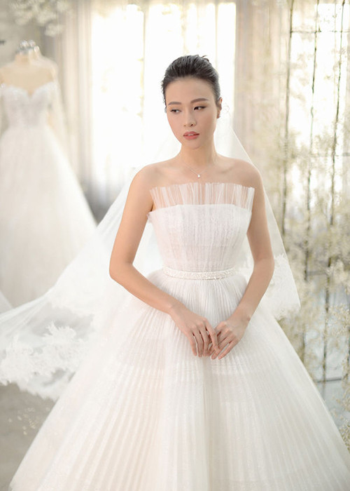 Trong đám cưới với Cường Đô la vào ngày 28/7, Đàm Thu Trang diện 3 mẫu váy cưới.