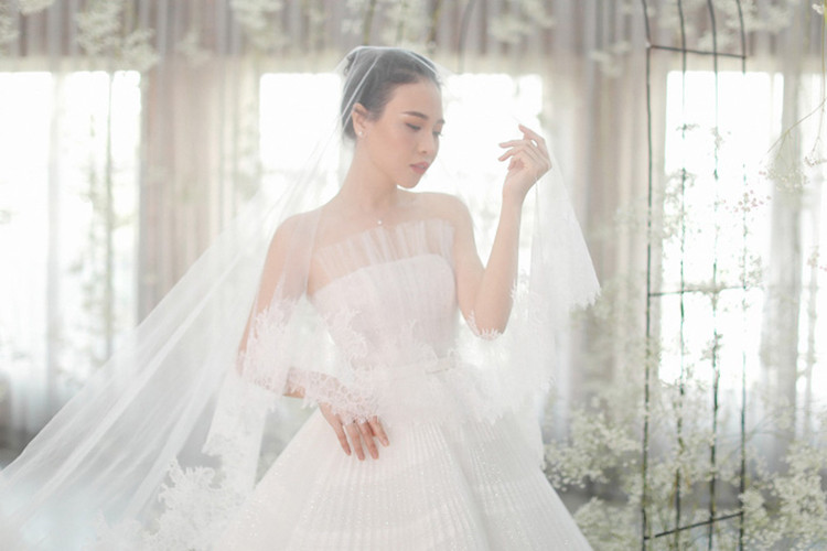 Mẫu váy cưới cúp ngực của Đàm Thu Trang do NTK Chung Thanh Phong thực hiện.