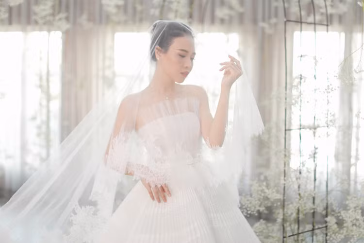 Mẫu váy cưới cúp ngực của Đàm Thu Trang do NTK Chung Thanh Phong thực hiện.