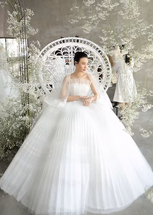 Đàm Thu Trang sở hữu vóc dáng mảnh mai, gương mặt xinh đẹp nên dù mặc váy cưới cúp ngực gợi cảm hay mẫu kín đáo, cô vẫn đẹp hút hồn.