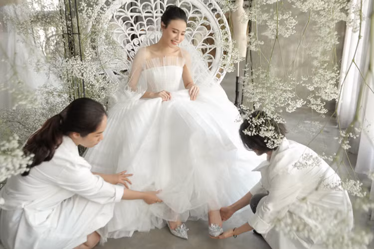 Nói về giá trị chiếc váy cưới của Đàm Thu Tran g, Chung Thanh Phong nói rằng trang phục tương đương với những món phụ kiện rất đắt tiền Đàm Thu Trang diện trong ngày cưới như bộ trang sức sang trọng của thương hiệu Tiffany &amp; Co, giày cao gót của Jimmy Choo.